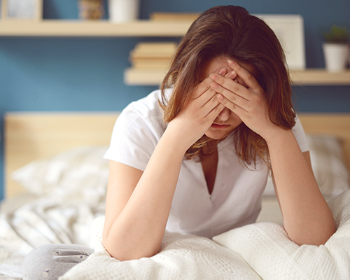 femme se tenant la tête